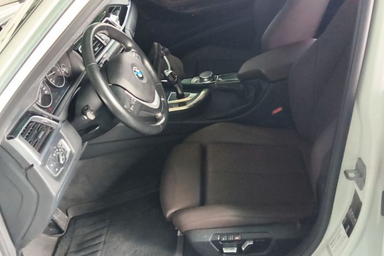 BMW 3 Series 2019 car image #19