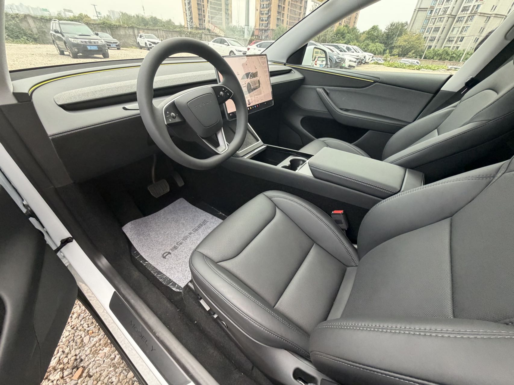 Tesla Model Y 2025 #4 Tesla Model Y 2025 صورة سيارة #4
