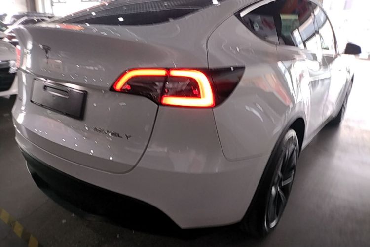 Tesla Model Y 2023 #8 Tesla Model Y 2023 car image #8