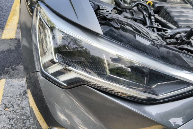 Audi Q3 2020 car image #8