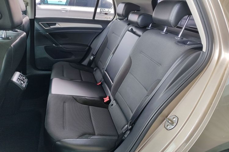 Volkswagen Golf 2018 car image #17