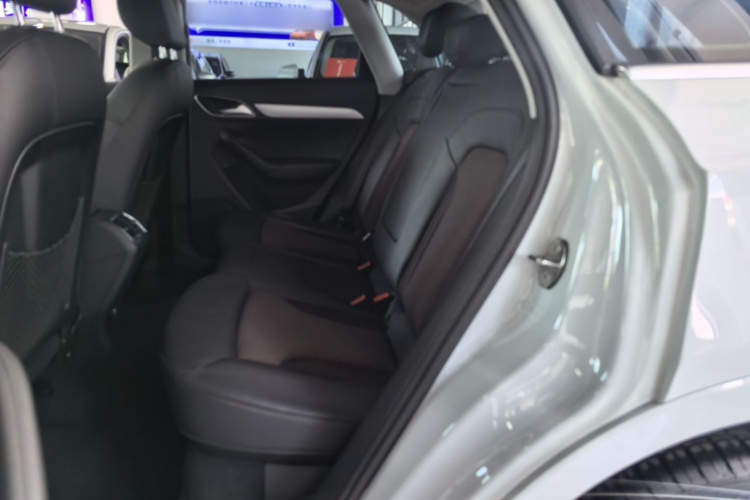 Audi Q3 2017 car image #17