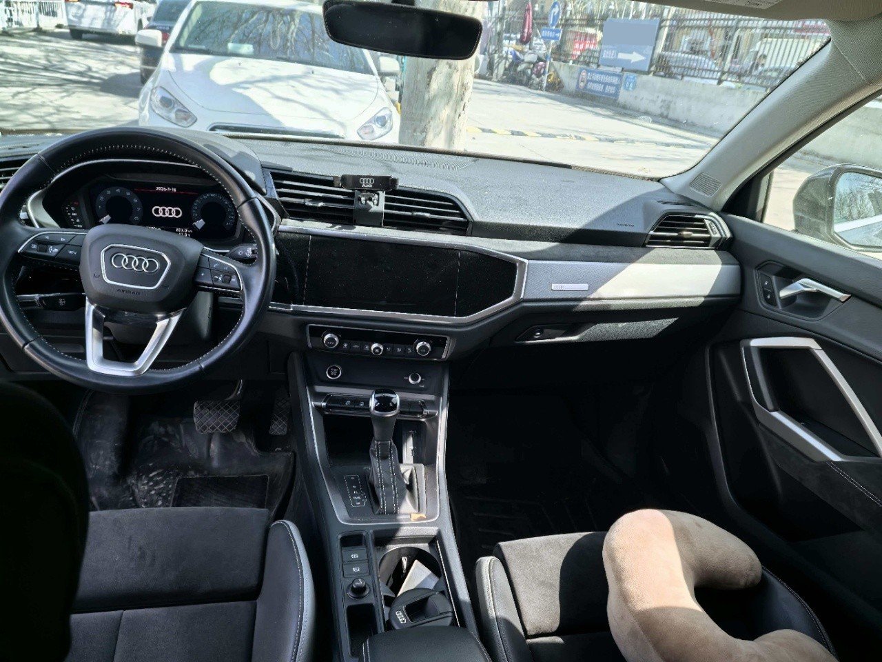 Audi Q3 2023 car image #6