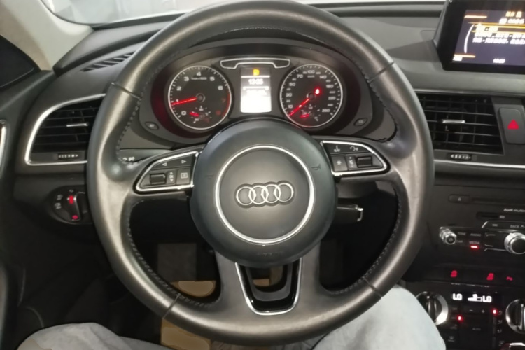 Audi Q3 2015 car image #15