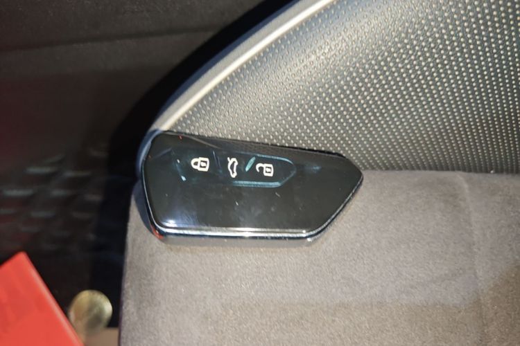 Volkswagen Golf 2023 car image #9