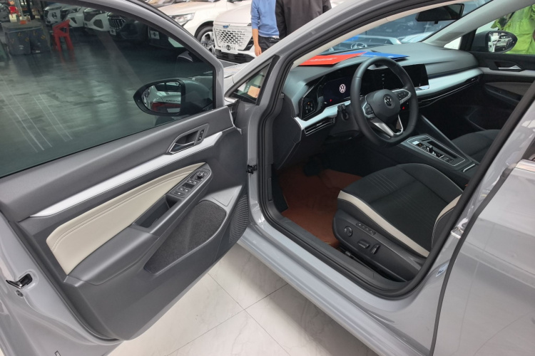 Volkswagen Golf 2023 car image #12