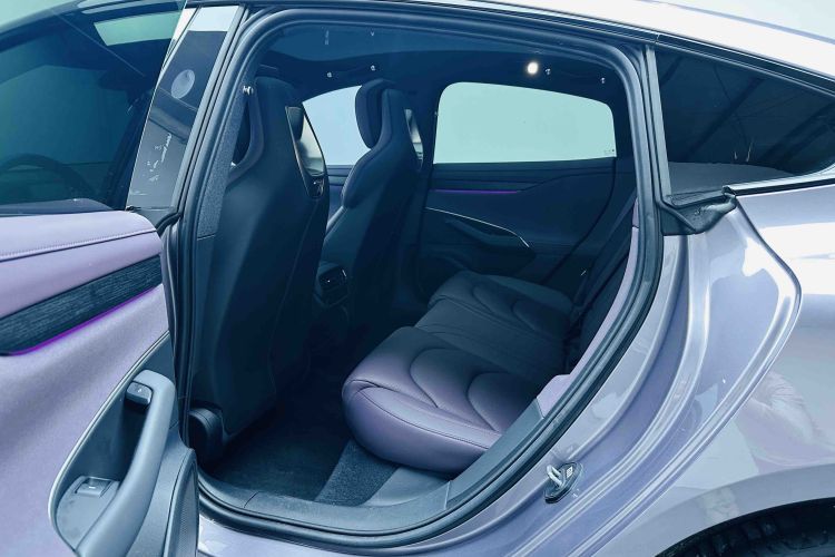 MI SU7 2025 immagine di auto #17