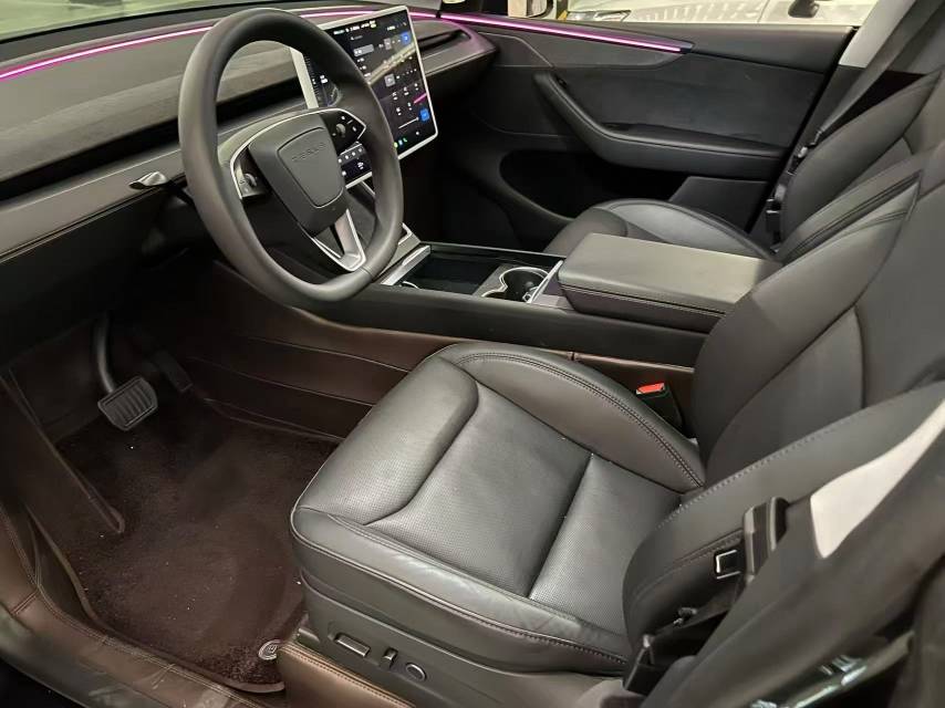Tesla Model Y 2025 car image #8