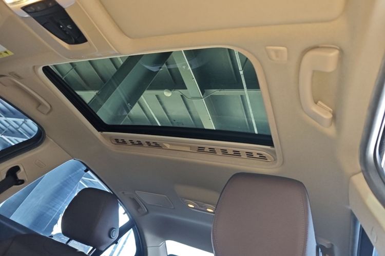 BMW 3 Series 2019 car image #20