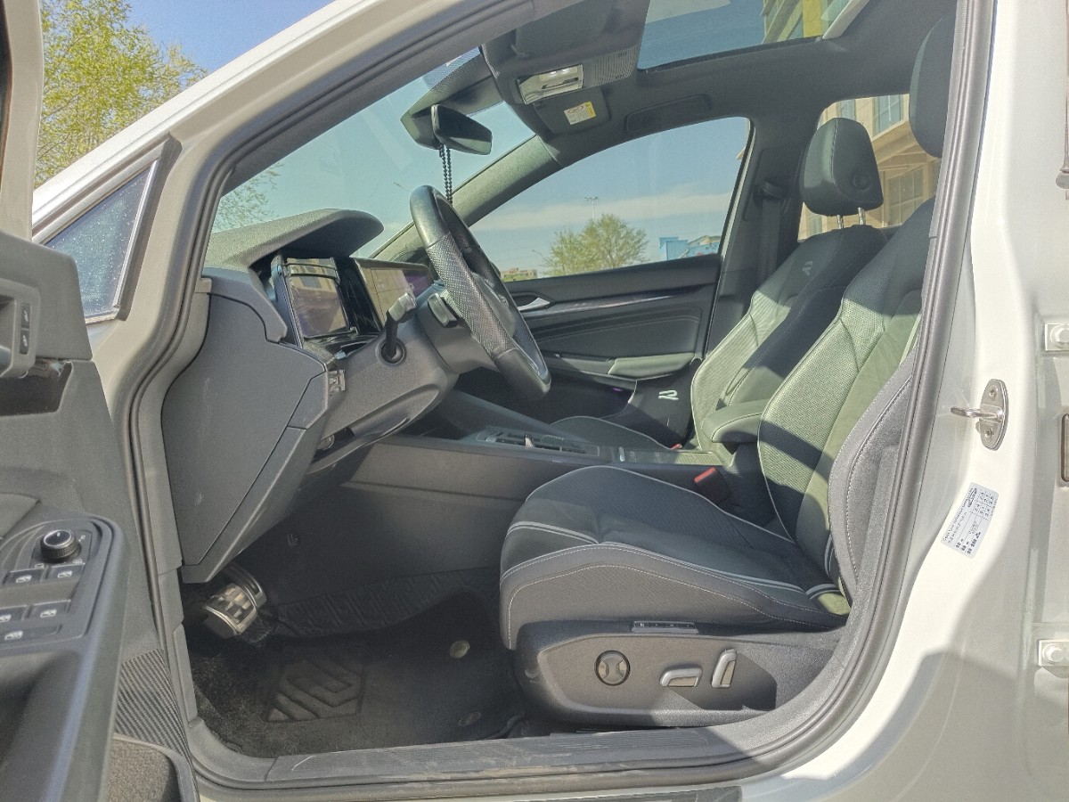 Volkswagen Golf 2021 car image #4