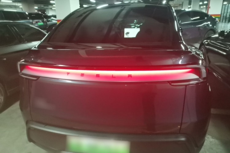 Tesla Model Y 2025 #6 Tesla Model Y 2025 car image #6