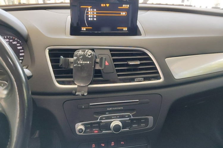 Audi Q3 2016 car image #17