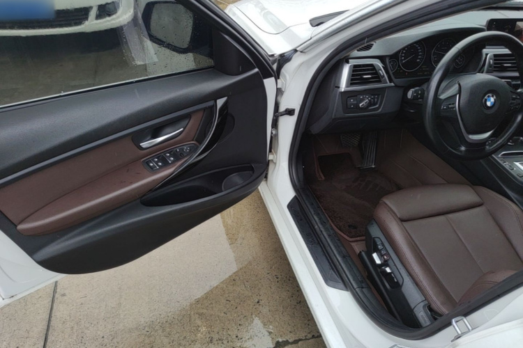 BMW 3 Series 2019 car image #16