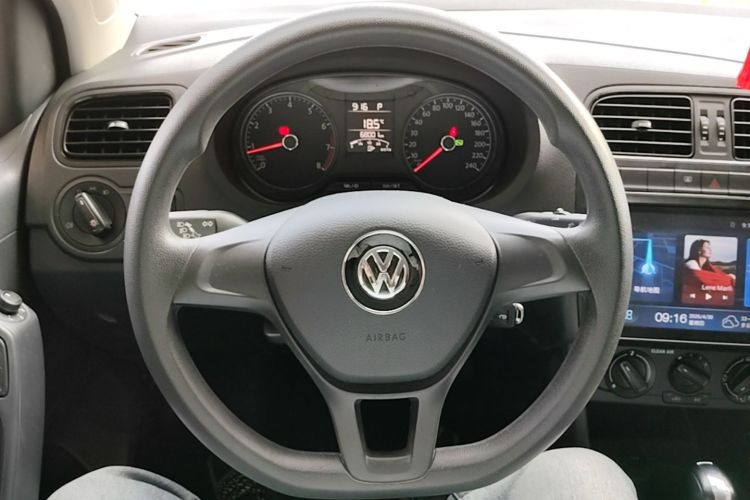Volkswagen Polo 2017 car image #11