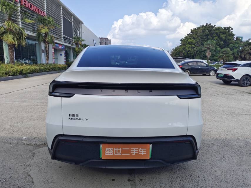 Tesla Model Y 2025 #4 Tesla Model Y 2025 car image #4