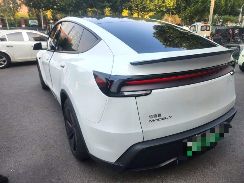 Tesla Model Y 2025 #4 Tesla Model Y 2025 صورة سيارة #4