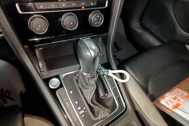 Volkswagen Golf 2020 car image #14