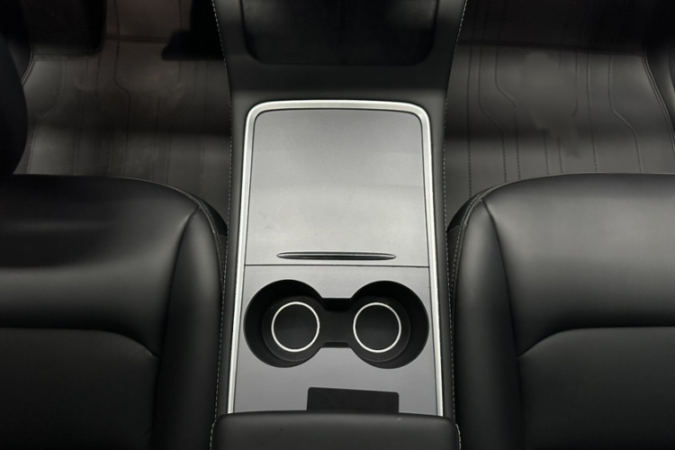 Tesla Model Y 2023 #10 Tesla Model Y 2023 car image #10