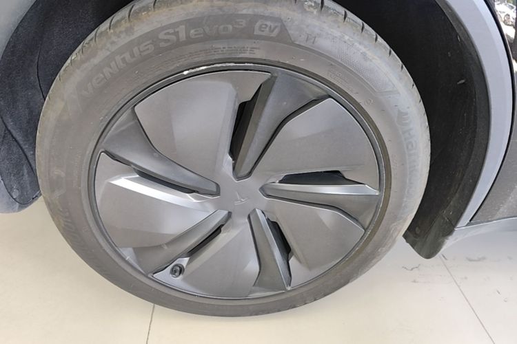 Tesla Model Y 2025 car image #10