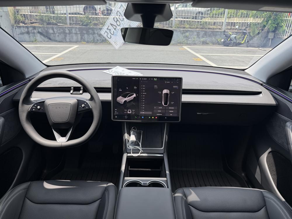 Tesla Model Y 2025 #8 Tesla Model Y 2025 car image #8