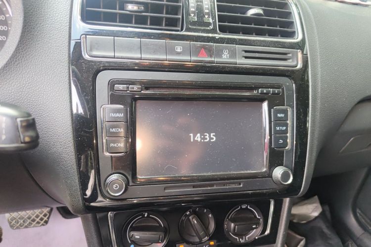 Volkswagen Polo 2015 car image #15