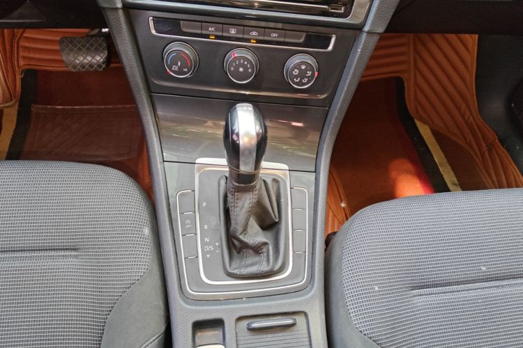 Volkswagen Golf 2019 car image #14