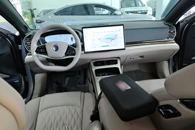 BYD Han 2025 car image #10