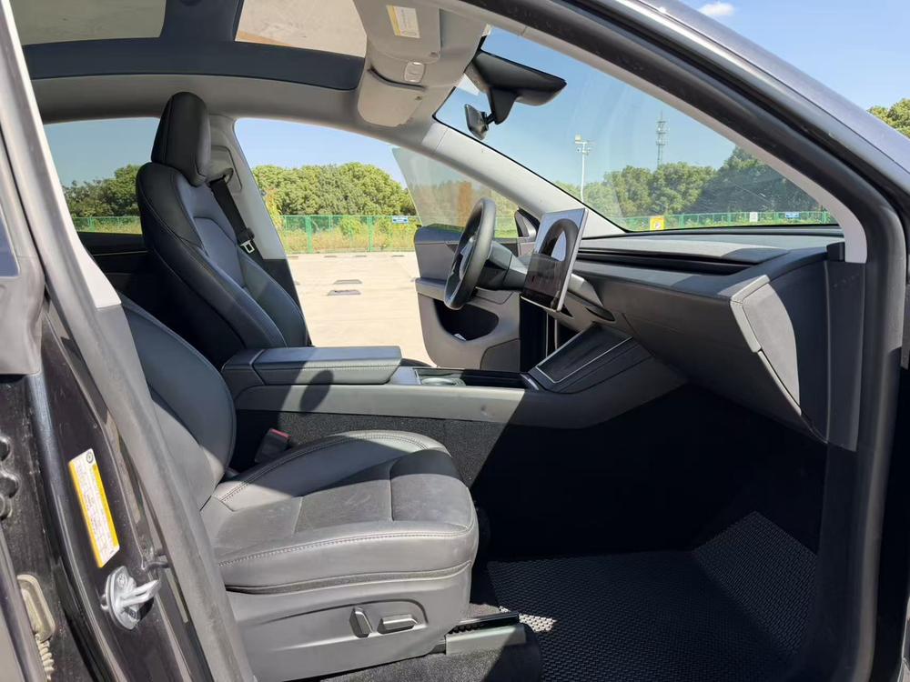 Tesla Model Y 2025 #10 Tesla Model Y 2025 car image #10