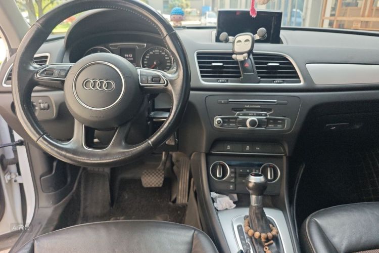 Audi Q3 2017 car image #11