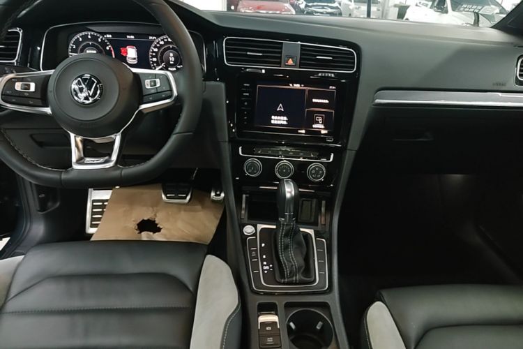 Volkswagen Golf 2020 car image #13