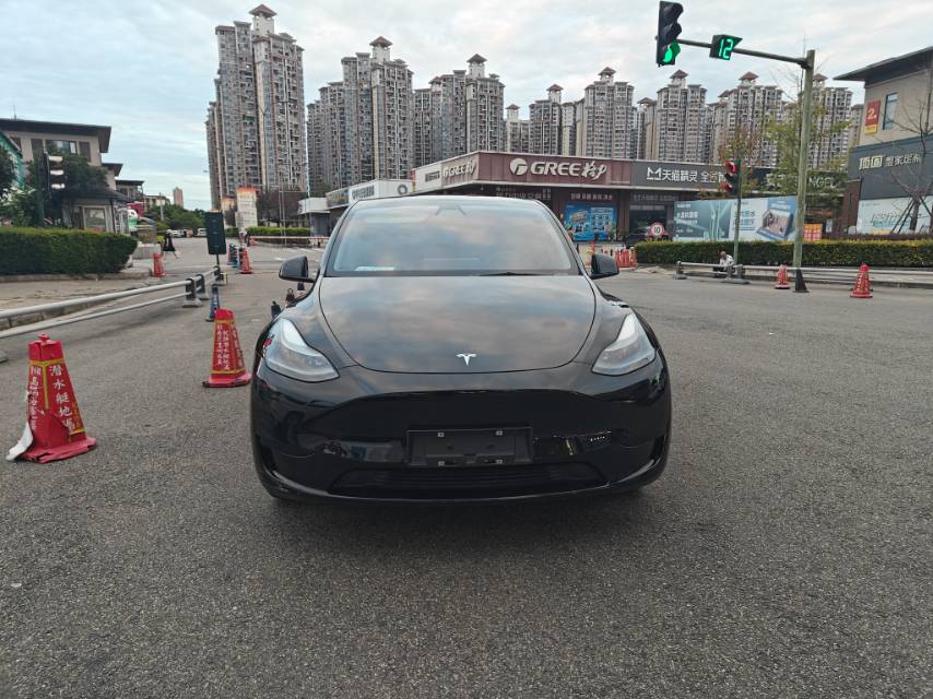 Tesla Model Y 2023 car image #2