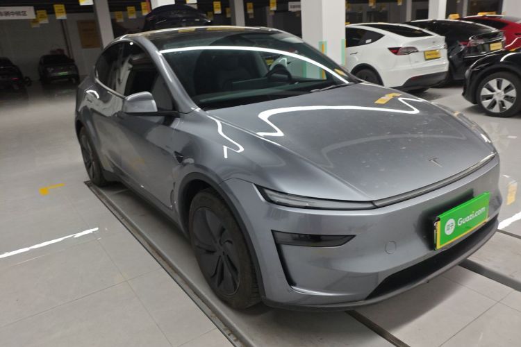 Tesla Model Y 2025 #4 Tesla Model Y 2025 car image #4