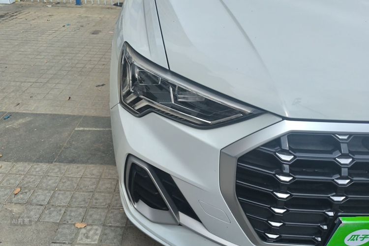 Audi Q3 2019 car image #8