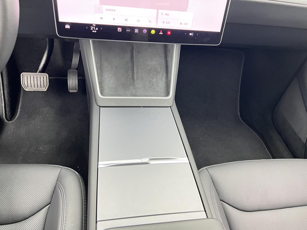 Tesla Model Y 2025 #9 Tesla Model Y 2025 car image #9