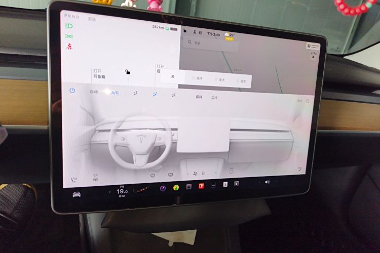 Tesla Model 3 2021 car image #17