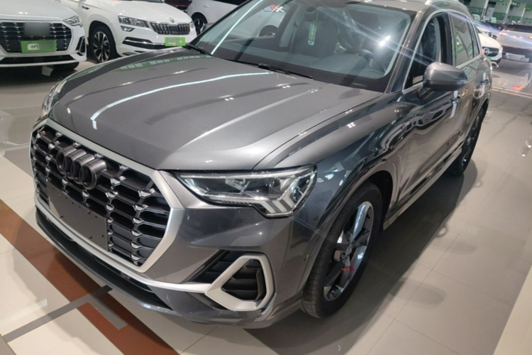 Audi Q3 2023 car image #2