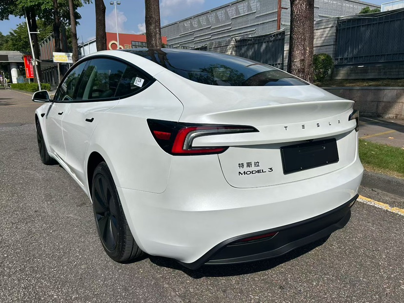 Tesla Model 3 2026 immagine di auto #9