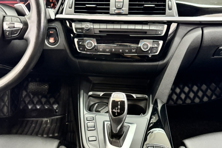 BMW 3 Series 2018 #11 BMW 3 Series 2018 car image #11