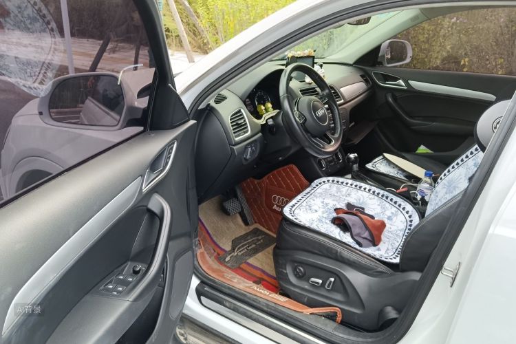 Audi Q3 2018 car image #18