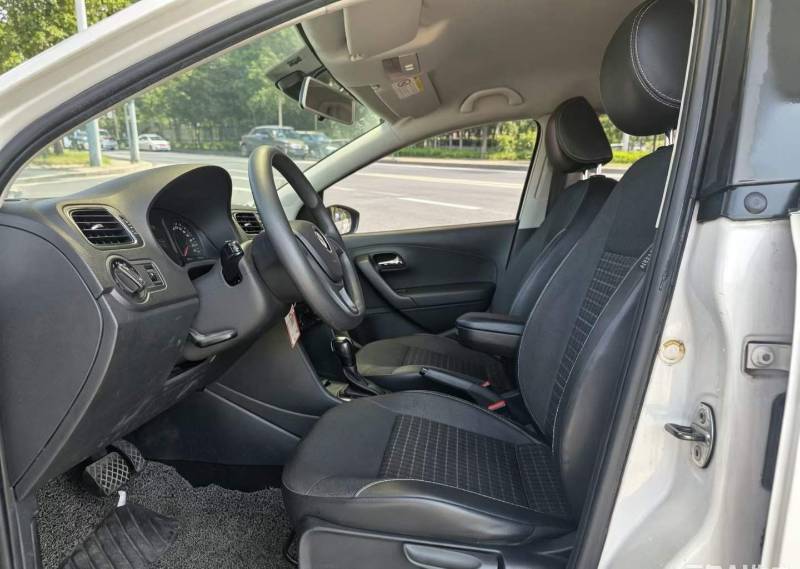 Volkswagen Polo 2015 car image #8