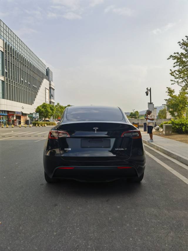 Tesla Model Y 2023 car image #5