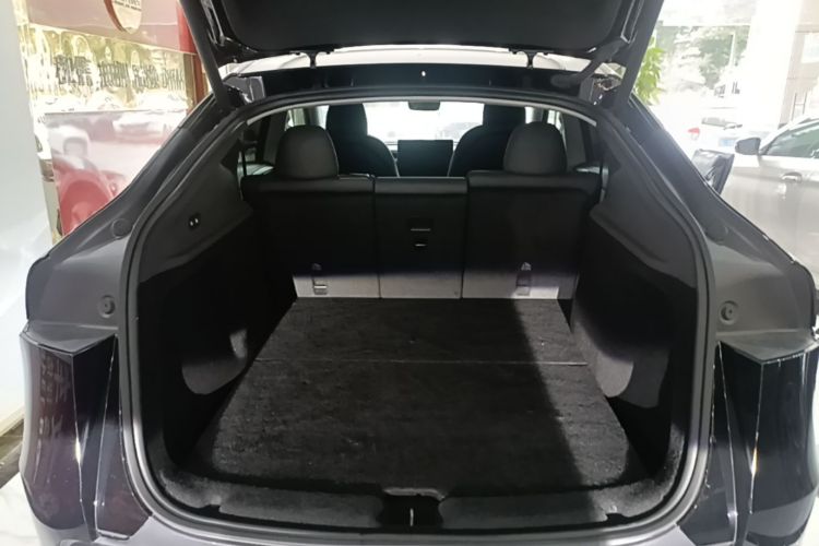 Tesla Model Y 2025 #19 Tesla Model Y 2025 car image #19