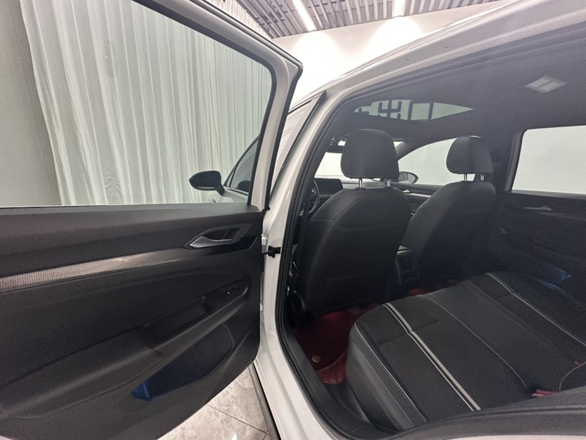 Volkswagen Golf 2023 car image #8
