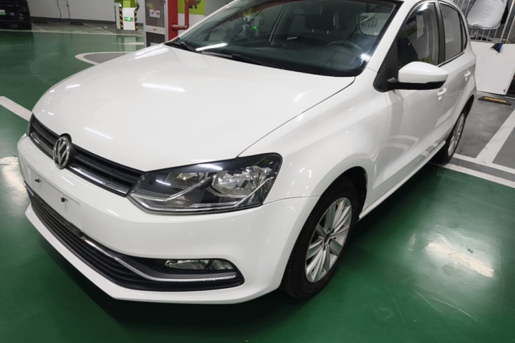 Volkswagen Polo 2015 car image #2