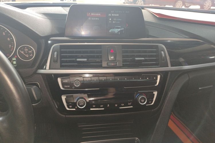 BMW 3 Series 2018 car image #13