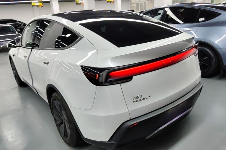 Tesla Model Y 2025 #5 Tesla Model Y 2025 immagine di auto #5