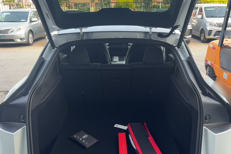 Tesla Model Y 2026 #18 Tesla Model Y 2026 car image #18