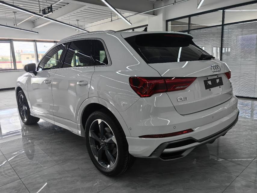 Audi Q3 2023 car image #3