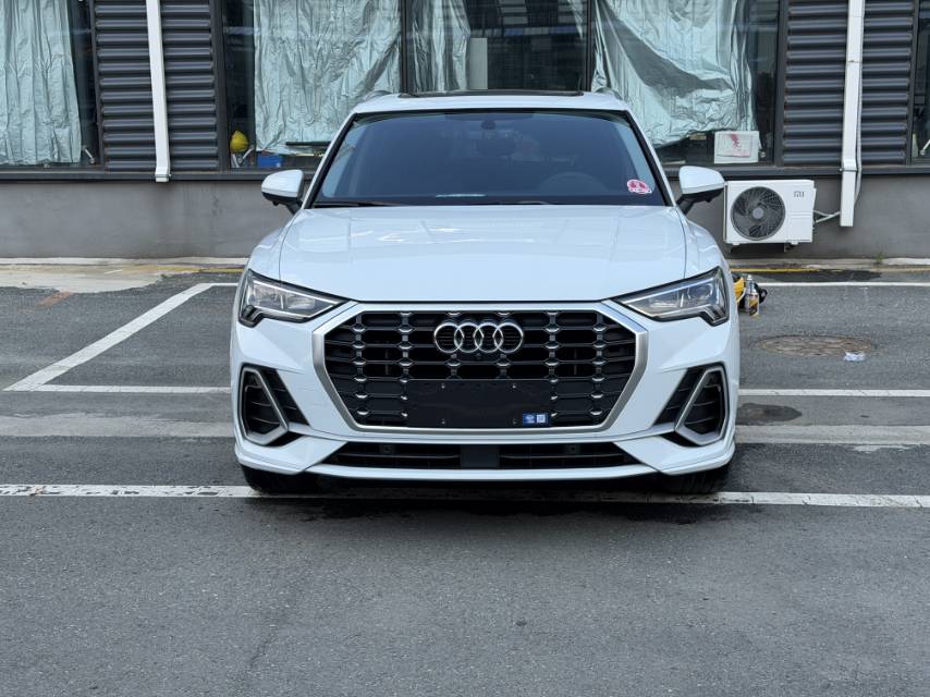 Audi Q3 2023 car image #2