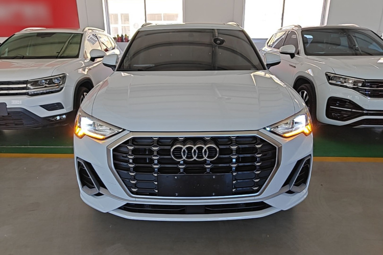 Audi Q3 2020 car image #3